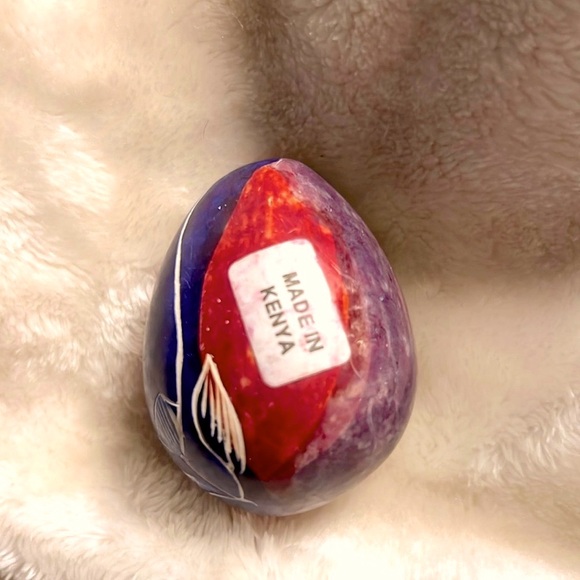 🇰🇪👱🏾‍♀️🌹 AFRICAN HAND CARVED ETCHED FLORAL DECORATIVE STONE EGG FROM KENYA - Picture 7 of 9